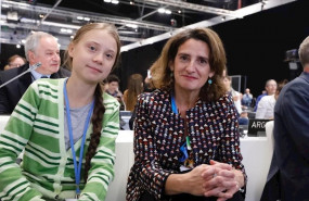ep la joven activista sueca greta thunberg y la ministra para la transicion ecologica en funciones
