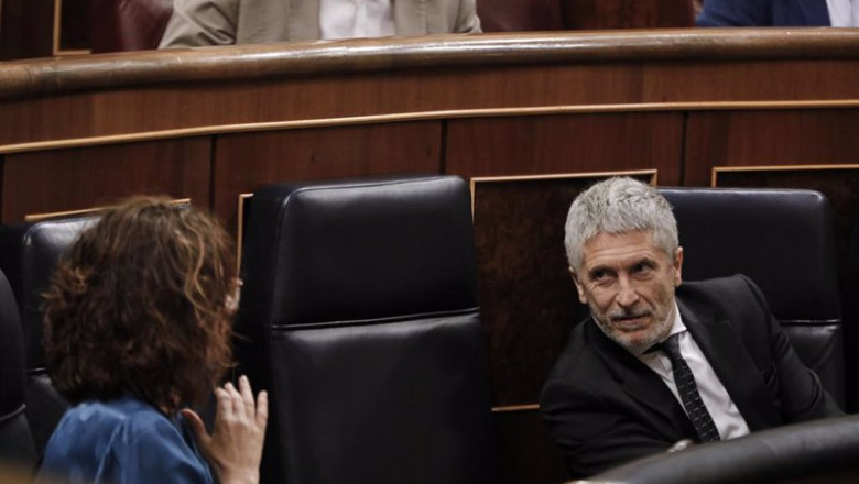 La ministra de Hacienda, María Jesús Montero, habla con el ministro del Interior, Fernando Grande-Marlaska, durante una sesión plenaria en el Pleno del Congreso en la que se votan las medidas de política social pactadas en el senado de la Comisión para la | EUROPA PRESS/J. Hellín. POOL - Europa Press ep la ministra de hacienda maria jesus montero habla con el ministro del interior fernando