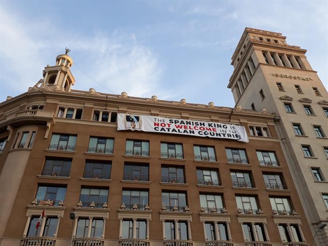 La pancarta colgada por unos activistas, con un mensaje contra el Rey en inglés | EUROPA PRESS ep la pancarta colgadaunos activistas conmensajereyingles