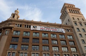 ep la pancarta colgadaunos activistas conmensajereyingles