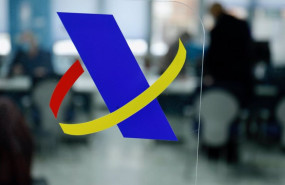 ep logotipo de la agencia tributaria en una mampara en una oficina de dicha agencia