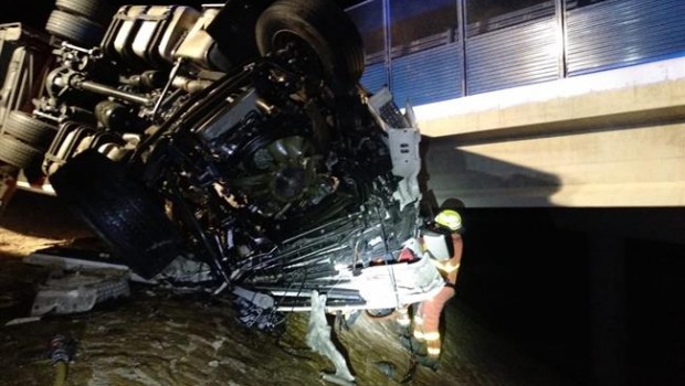 ep los bomberos levantancamion atrapado