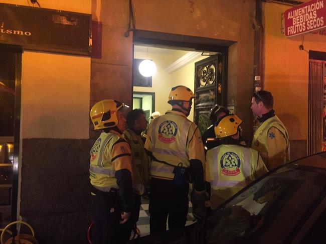 Miembros del Samur en Travesía de Conde Duque donde se descolgó un ascensor | EMERGENCIAS MADRID ep miembrossamurtravesiaconde duquese descolgo un ascensor