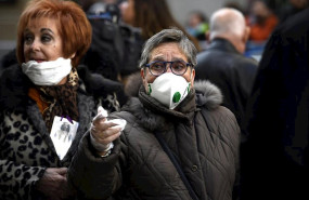 ep mujeres con mascarilla para evitar el contagio del coronavirus