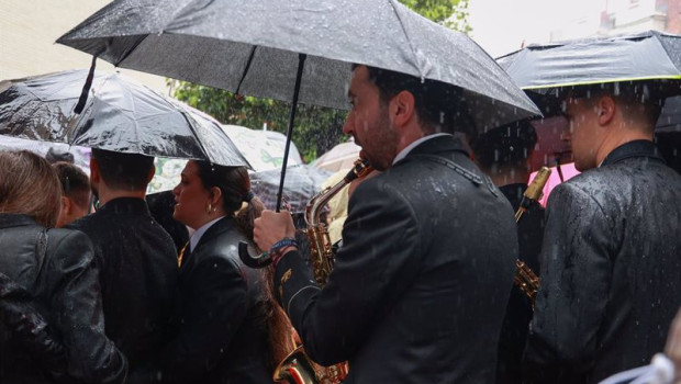 ep musicos de la hermandad del cautivo de san pablo se marchan tras suspenderse por la lluvia su