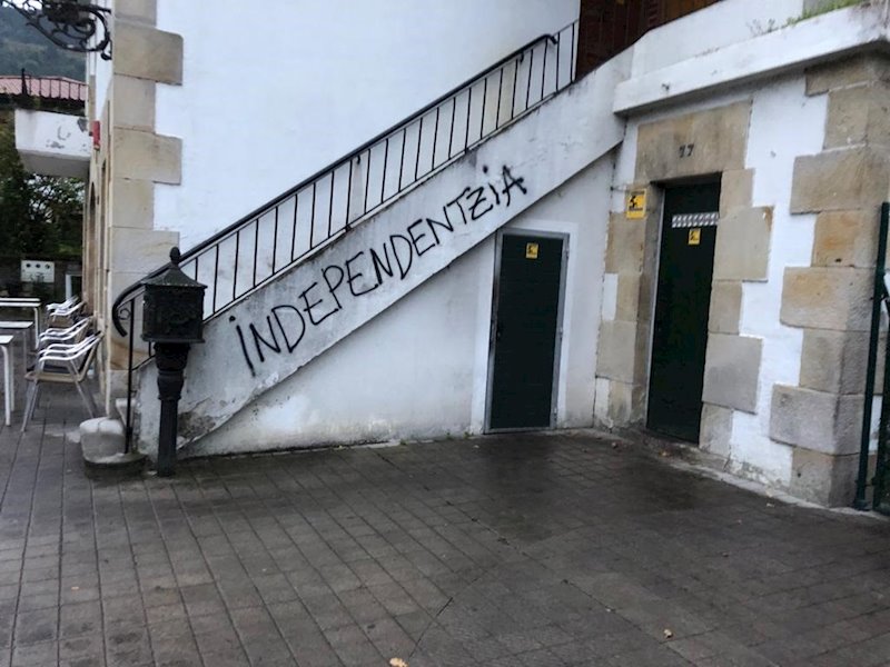 ep pintadas en la sede del pnv en bedia en bizkaia