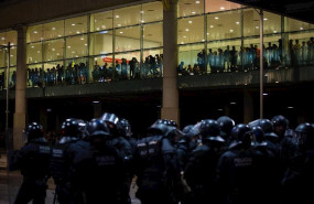 ep policias y manifestantes en el aeropuerto de barcelona-el prat en la protesta de tsunami