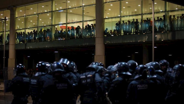 ep policias y manifestantes en el aeropuerto de barcelona-el prat en la protesta de tsunami