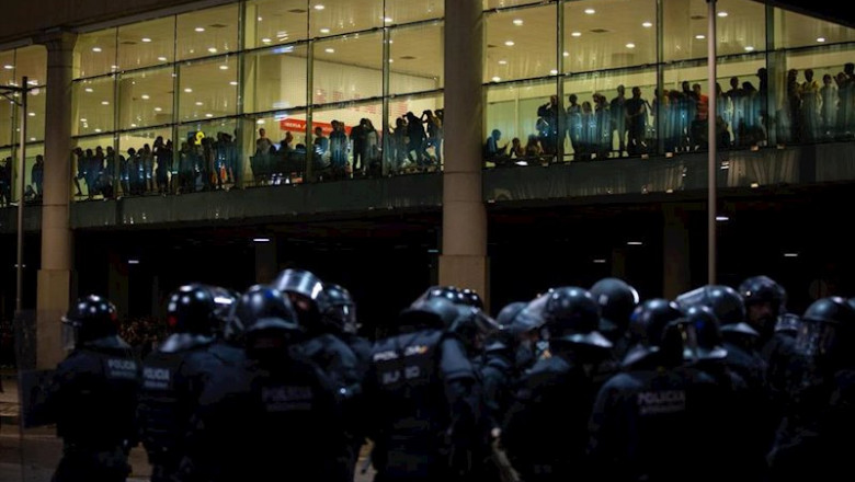 ep policias y manifestantes en el aeropuerto de barcelona-el prat en la protesta de tsunami