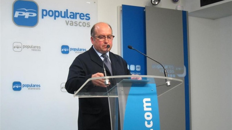 El portavoz del PP de Álava, carmelo barrio, en una rueda de prensa en Vitoria | EUROPA PRESS - Archivo ep portavozpp de alava carmelo barrio enruedaprensavitoria