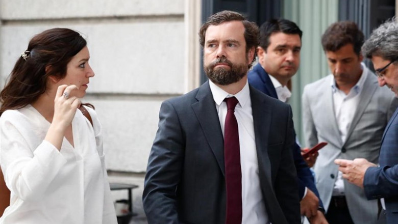 El portavoz de Vox en el Congreso de los Diputados, Iván Espinosa de los Monteros, a su llegada al Congreso de los Diputados para la segunda sesión del debate de investidura del candidato socialista a la Presidencia del Gobierno. | Óscar J.Barroso - Europa Press ep portavozvoxcongresolos diputados ivan espinosalos monteros allegadacongresolos diputadosla segunda sesiondebateinvestiduracandidato socialistala presidenciagobierno