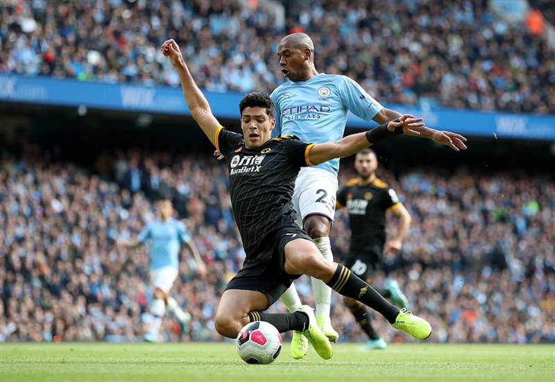 ep raul jimenez en un partido con el wolverhampton wanderers