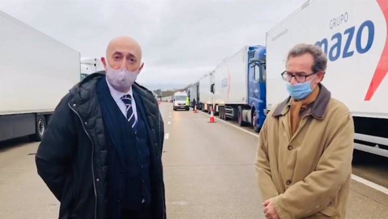 ep representantes del consulado trasladan a los camioneros retenidos en reino unido que hay avances ep representantes del consulado trasladan a los camioneros retenidos en reino unido que hay avances