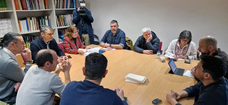 Reunión del viceconsejero de Industria, Juan Carlos Campo, y la directora general de Empleo y Asuntos Laborales, Judith Flórez, con el comité de empresa de Ence. | PRINCIPADO ep reunion del viceconsejero de industria juan carlos campo y la directora general de empleo y