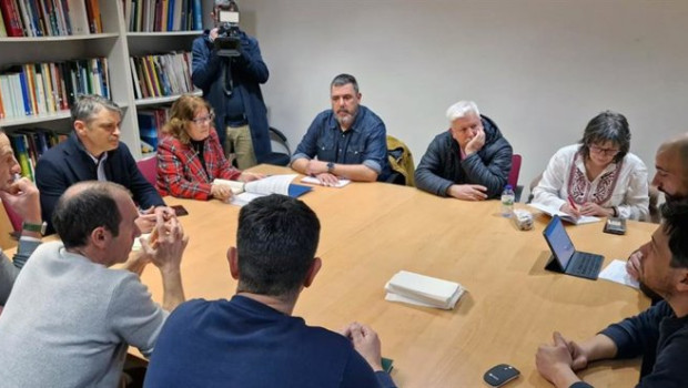 ep reunion del viceconsejero de industria juan carlos campo y la directora general de empleo y