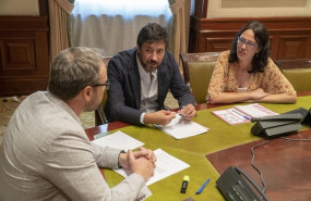 ep reunionlos diputados anton gomez-reino galiciacomun y eva garcia sempere izquierda unida con representanteslas cooperativas agrarias