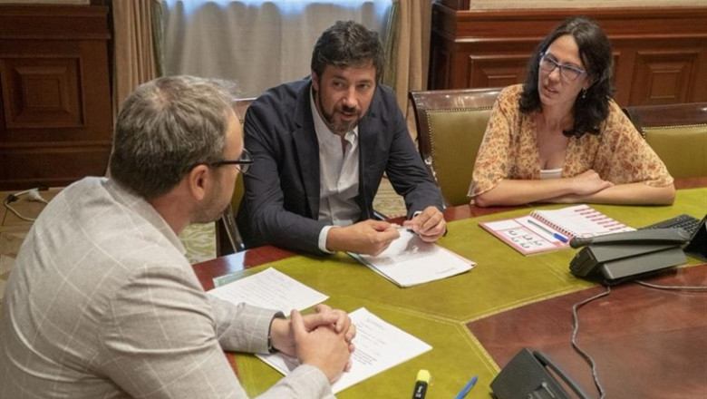 ep reunionlos diputados anton gomez-reino galiciacomun y eva garcia sempere izquierda unida con representanteslas cooperativas agrarias
