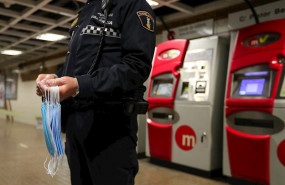 ep un agente de policia local de valencia se prepara para entregar mascarillas en el metro