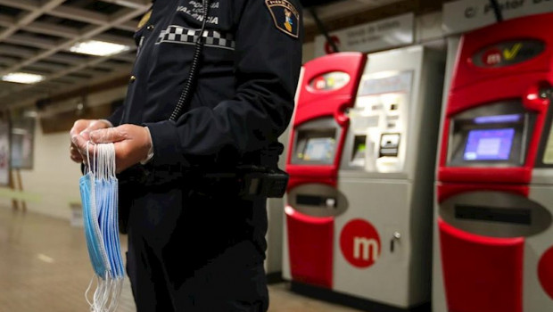 ep un agente de policia local de valencia se prepara para entregar mascarillas en el metro
