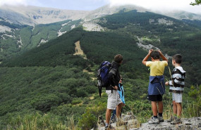 ep un guia junto a unos ninos en una actividad de senderismo en los pirineos aragoneses