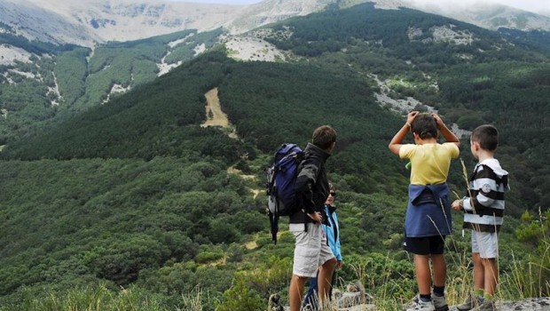 ep un guia junto a unos ninos en una actividad de senderismo en los pirineos aragoneses