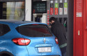 ep un hombre echa gasolina a su vehiculo en una estacion de servicio ep un hombre echa gasolina a su vehiculo en una estacion de servicio