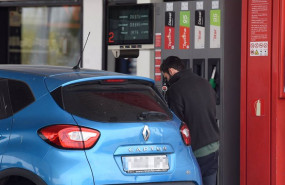 ep un hombre echa gasolina a su vehiculo en una estacion de servicio ep un hombre echa gasolina a su vehiculo en una estacion de servicio