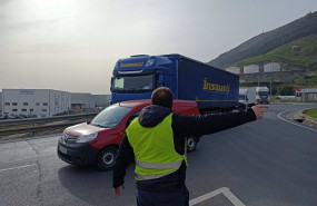 ep un piquete informativo senaliza con la mano para tratar de impedir la entrada de un camion al