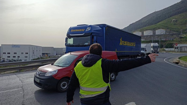 ep un piquete informativo senaliza con la mano para tratar de impedir la entrada de un camion al