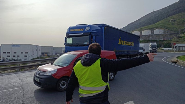 ep un piquete informativo senaliza con la mano para tratar de impedir la entrada de un camion al