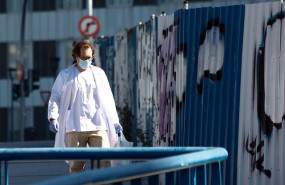 ep un sanitario protegido con una mascarilla y guantes