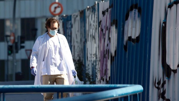 ep un sanitario protegido con una mascarilla y guantes