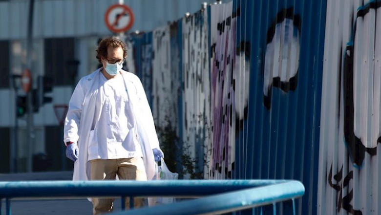 Un sanitario protegido con una mascarilla y guantes | Óscar J.Barroso - Europa Press ep un sanitario protegido con una mascarilla y guantes