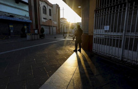 ep un soldado monta guardia durante un cierre parcial del centro de la ciudad de san salvador como