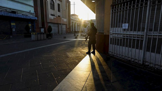 ep un soldado monta guardia durante un cierre parcial del centro de la ciudad de san salvador como
