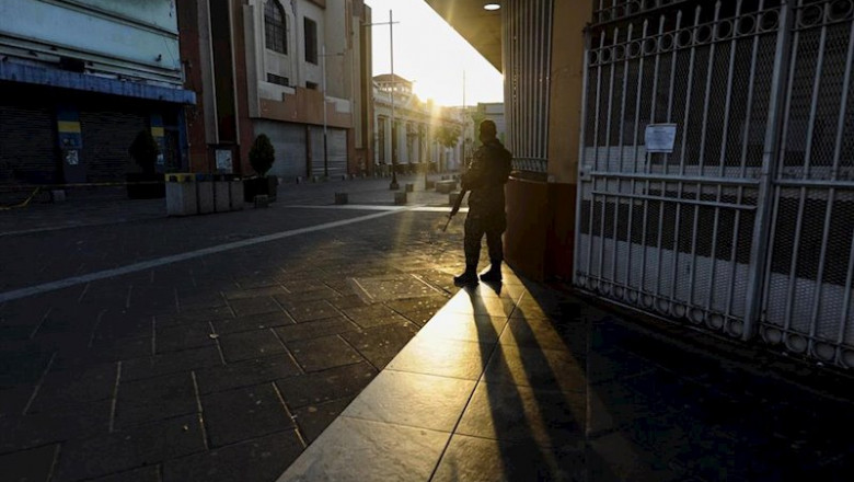 Un soldado monta guardia durante un cierre parcial del centro de la ciudad de San Salvador, como medida preventiva para frenar la propagación del coronavirus. | Camilo Freedman/ZUMA Wire/dpa - Archivo ep un soldado monta guardia durante un cierre parcial del centro de la ciudad de san salvador como