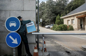 ep una agente de la guardia civil coloca el cartel de cerrado en la valla de entrada de los coches