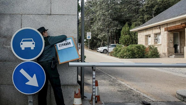 ep una agente de la guardia civil coloca el cartel de cerrado en la valla de entrada de los coches