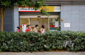 ep una mujer entra en una oficina del servicio publico de empleo estatal sepe a 2 de junio de 2022