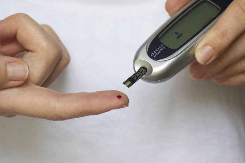 ep una persona con diabetes controla su nivel de azucar en sangre ep una persona con diabetes controla su nivel de azucar en sangre
