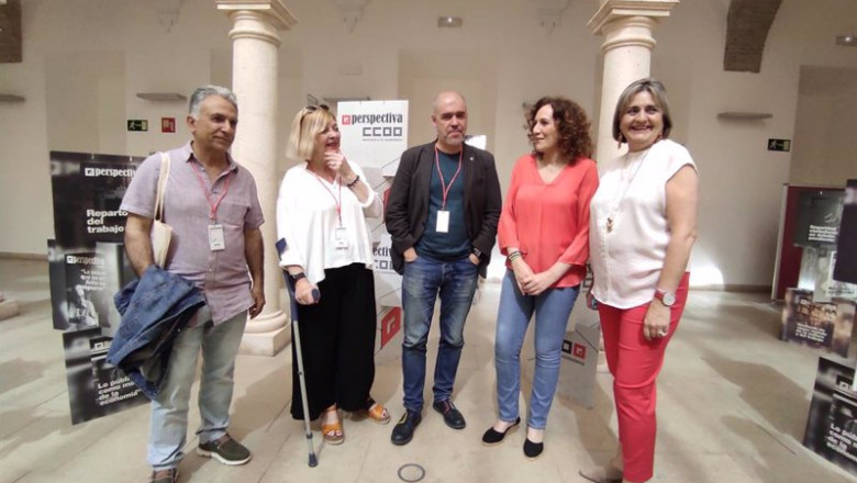 Unai Sordo (centro), entre Juana Olmeda y Nuria López, junto a otros dirigentes de CCOO. | EUROPA PRESS ep unai sordo centro entre juana olmeda y nuria lopez junto a otros dirigentes de ccoo