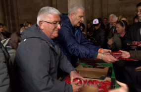 ep upa andalucia reparte fresas de huelva en la praza do obradoiro en santiago de compostela