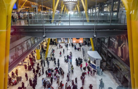 ep varias personas caminan por las instalaciones aeropuerto adolfo suarez madrid barajas con motivo