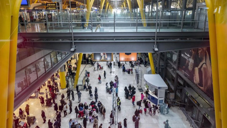 ep varias personas caminan por las instalaciones aeropuerto adolfo suarez madrid barajas con motivo ep varias personas caminan por las instalaciones aeropuerto adolfo suarez madrid barajas con motivo