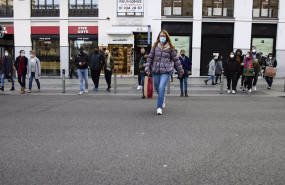 ep varias personas con bolsas pasean en una calle comercial del centro de madrid