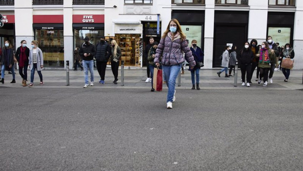 ep varias personas con bolsas pasean en una calle comercial del centro de madrid