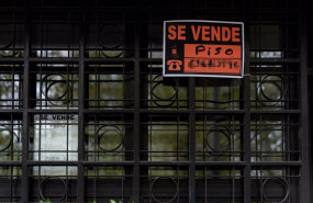 ep vista de un cartel de se vende piso en un portal de un edificio