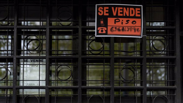 ep vista de un cartel de se vende piso en un portal de un edificio