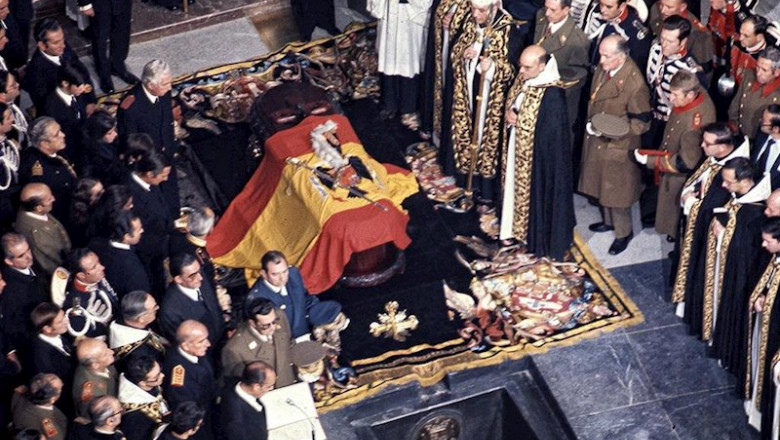 ep vista del feretro tapado por la bandera y el escudo de espana durante el franquismo que contiene ep vista del feretro tapado por la bandera y el escudo de espana durante el franquismo que contiene