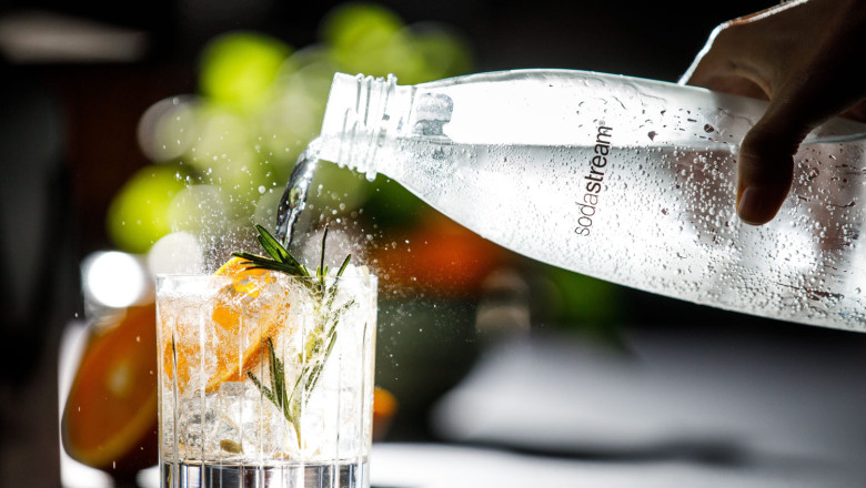 fuse bottle pouring to glass 1 20230628192029 